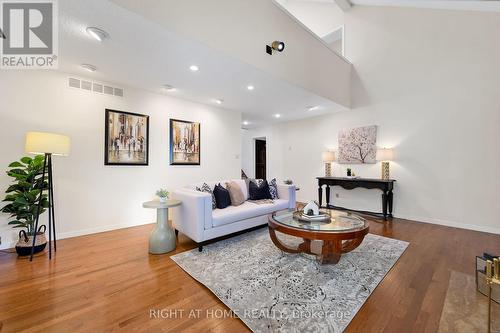 33 Walnut Drive, Guelph, ON - Indoor Photo Showing Living Room