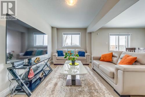 30 Brighton Road, Barrie, ON - Indoor Photo Showing Living Room