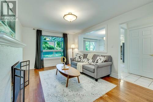 1025 Vanier Drive, Mississauga, ON - Indoor Photo Showing Living Room