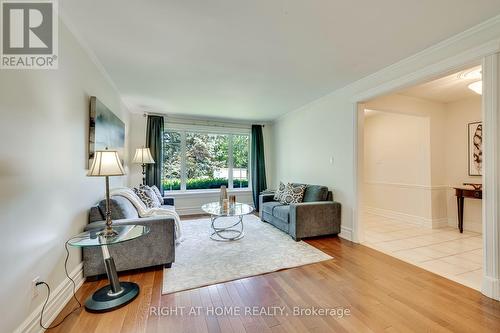 1025 Vanier Drive, Mississauga, ON - Indoor Photo Showing Living Room