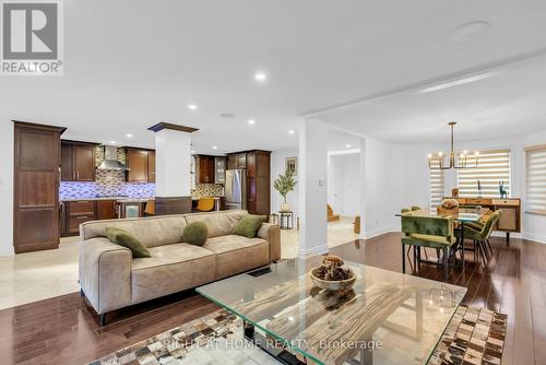 4345 Romfield Crescent, Mississauga, ON - Indoor Photo Showing Living Room