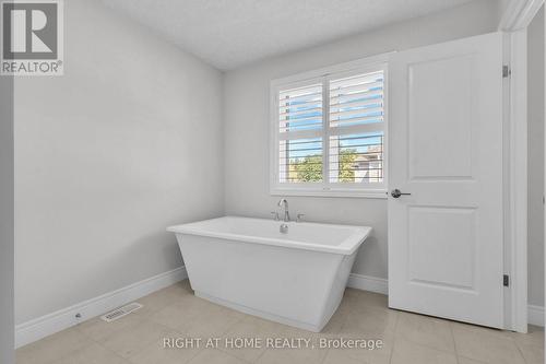 321 Carriage Way, Waterloo, ON - Indoor Photo Showing Bathroom