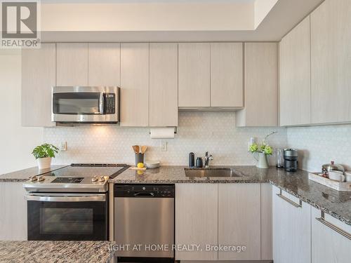403 - 2550 Castlegate Crossing, Pickering, ON - Indoor Photo Showing Kitchen With Upgraded Kitchen