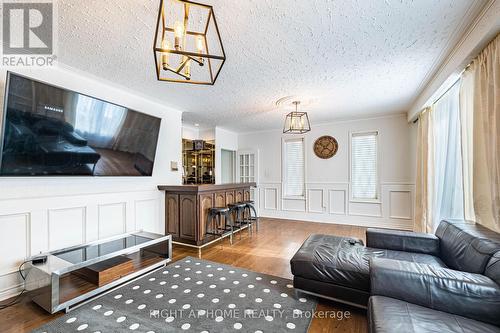2123 Gordon Drive, Mississauga, ON - Indoor Photo Showing Living Room