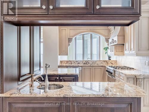 Lph19 - 2095 Lake Shore Boulevard W, Toronto, ON - Indoor Photo Showing Kitchen With Upgraded Kitchen