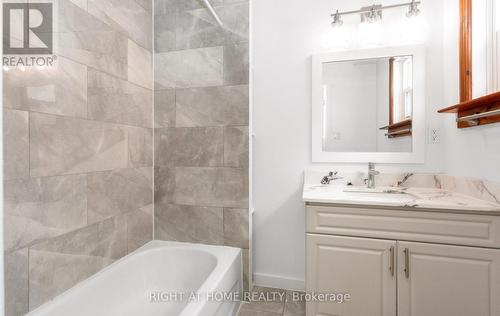 193 Madison Avenue S, Kitchener, ON - Indoor Photo Showing Bathroom