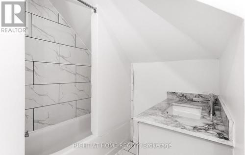 193 Madison Avenue S, Kitchener, ON - Indoor Photo Showing Bathroom