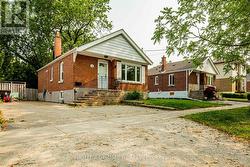 32 FLORENS AVENUE  Toronto, ON M1L 1R6