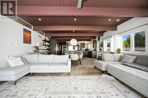 25260 Maple Beach Road, Brock, ON - Indoor Photo Showing Living Room