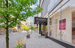 2215 - 155 YORKVILLE AVENUE Toronto, ON M5R 1C4