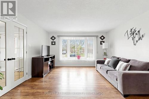 73 Pepler Place, Barrie, ON - Indoor Photo Showing Living Room