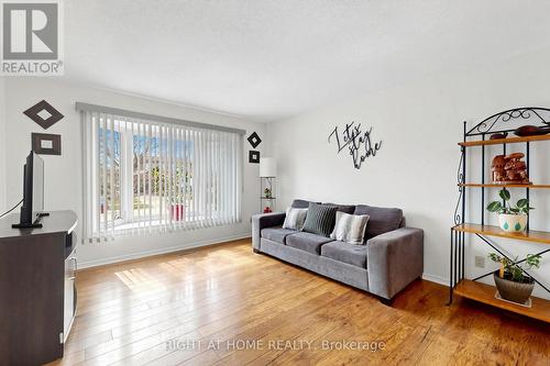 73 Pepler Place, Barrie, ON - Indoor Photo Showing Living Room