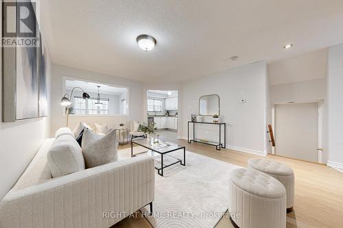 10 Pascoe Drive, Markham, ON - Indoor Photo Showing Living Room
