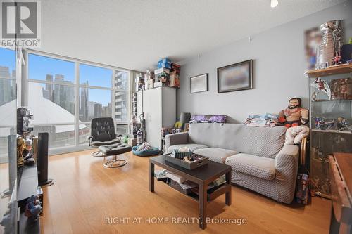 2107 - 10 Navy Wharf Court, Toronto, ON - Indoor Photo Showing Living Room