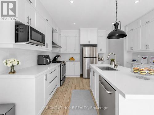 Kitchen & Island - 2042 Quinte Street, Burlington, ON - Indoor Photo Showing Kitchen With Upgraded Kitchen