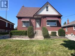 MAIN FLLOOR - 224 COLLEGE AVENUE Oshawa, ON L1J 1R7