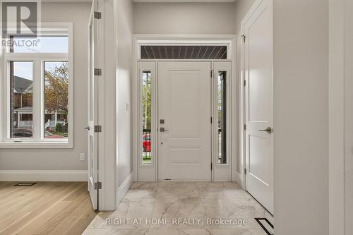 Front door with large entry way to office/den - 279 Hess Street S, Hamilton, ON 