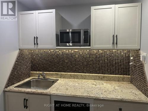 39 Distin Drive, Hamilton, ON - Indoor Photo Showing Kitchen