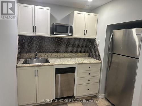 39 Distin Drive, Hamilton, ON - Indoor Photo Showing Kitchen