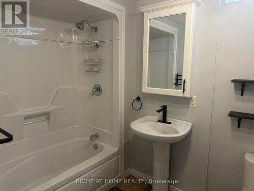 39 Distin Drive, Hamilton, ON - Indoor Photo Showing Bathroom