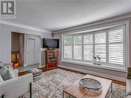 273 Kenwood Avenue, Burlington, ON - Indoor Photo Showing Living Room
