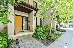18 KENNETH WOOD CRESCENT  Toronto, ON M2N 0K3