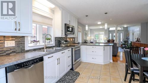Breakfast Bar - 36 Benjamin Lane, Barrie, ON - Indoor Photo Showing Kitchen With Double Sink With Upgraded Kitchen