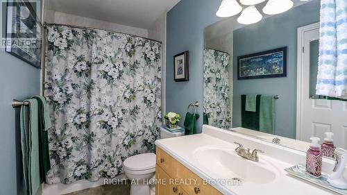 Semi Ensuite Bath - 36 Benjamin Lane, Barrie, ON - Indoor Photo Showing Bathroom