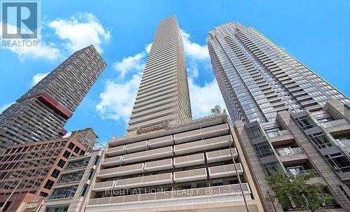 1706 - 2221 YONGE STREET  Toronto, ON M4S 2B4