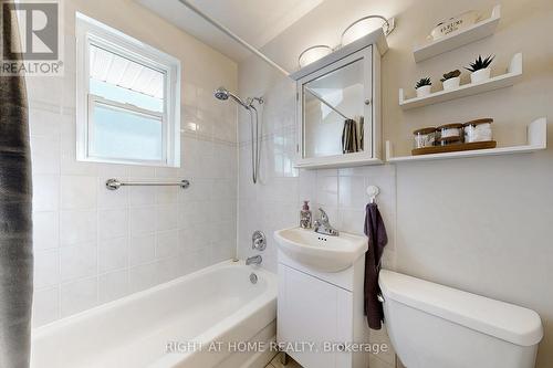 907 Fourth Street, Mississauga, ON - Indoor Photo Showing Bathroom