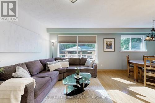 907 Fourth Street, Mississauga, ON - Indoor Photo Showing Living Room