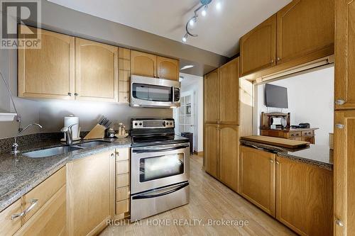 907 Fourth Street, Mississauga, ON - Indoor Photo Showing Kitchen With Double Sink