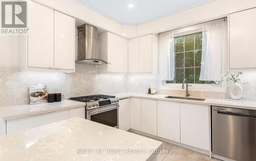3081 Baron Drive, Mississauga, ON - Indoor Photo Showing Kitchen With Upgraded Kitchen