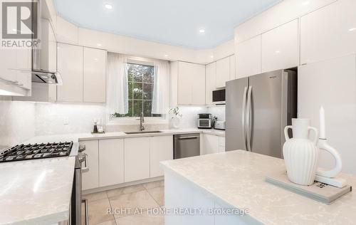 3081 Baron Drive, Mississauga, ON - Indoor Photo Showing Kitchen With Upgraded Kitchen