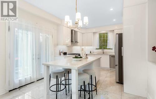 3081 Baron Drive, Mississauga, ON - Indoor Photo Showing Kitchen With Upgraded Kitchen