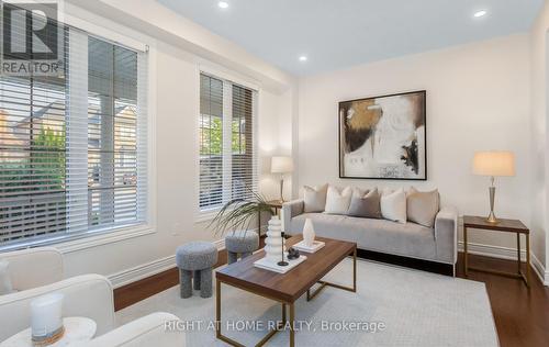 3081 Baron Drive, Mississauga, ON - Indoor Photo Showing Living Room