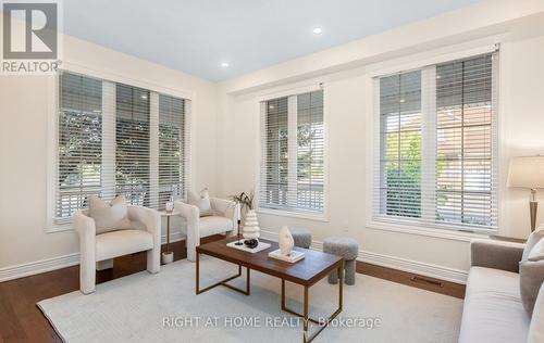 3081 Baron Drive, Mississauga, ON - Indoor Photo Showing Living Room