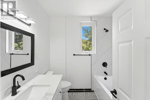 522 Cannon Street E, Hamilton, ON - Indoor Photo Showing Bathroom