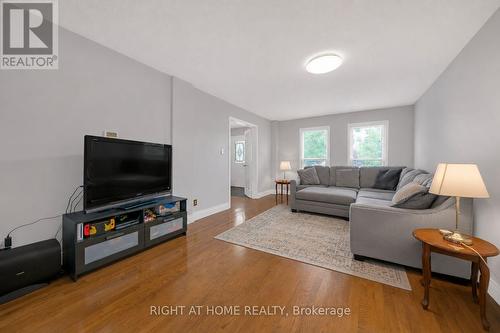 2573 Oshkin Court, Mississauga, ON - Indoor Photo Showing Living Room