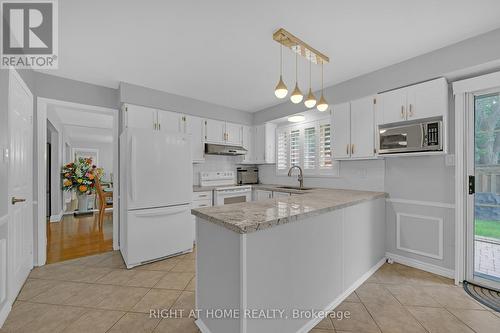 2573 Oshkin Court, Mississauga, ON - Indoor Photo Showing Kitchen