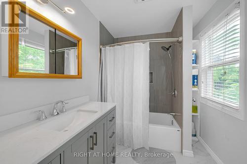 2573 Oshkin Court, Mississauga, ON - Indoor Photo Showing Bathroom