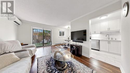 4 Harper Way, Markham, ON - Indoor Photo Showing Living Room