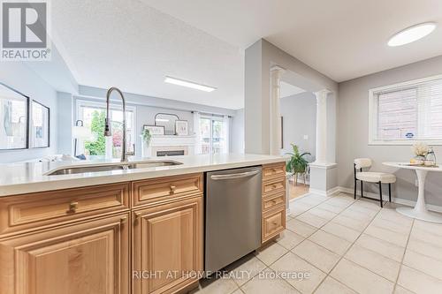 1133 Hickory Hollow Glen, Mississauga, ON - Indoor Photo Showing Kitchen