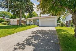 27 ELFINDALE CRESCENT Toronto, ON M2J 1B6