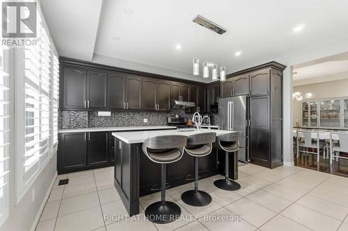 212 Chartwell Circle, Hamilton, ON - Indoor Photo Showing Kitchen With Upgraded Kitchen