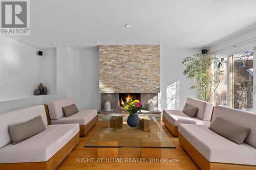 54 LONDON ROAD  Newmarket, ON L3Y 6A2
