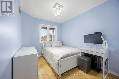 1064 Pepperidge Cross, Mississauga, ON - Indoor Photo Showing Bedroom