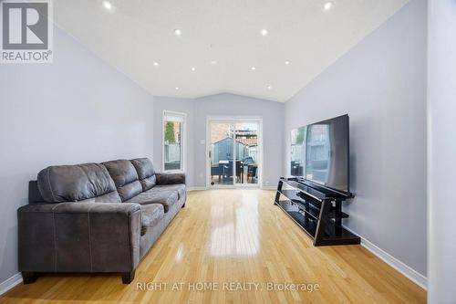 1064 Pepperidge Cross, Mississauga, ON - Indoor Photo Showing Living Room