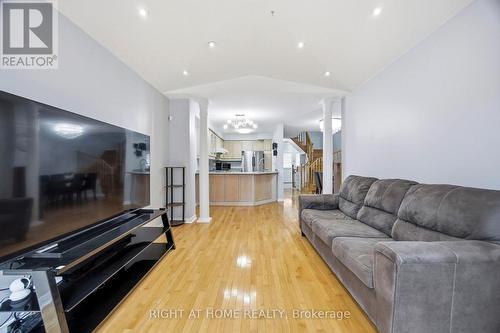 1064 Pepperidge Cross, Mississauga, ON - Indoor Photo Showing Living Room