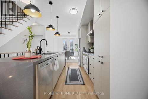 6 - 348 Wheat Boom Drive, Oakville, ON - Indoor Photo Showing Kitchen With Upgraded Kitchen